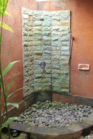 Signature Villa | Bathroom shower - Vinarya Villa (Tegallalang)