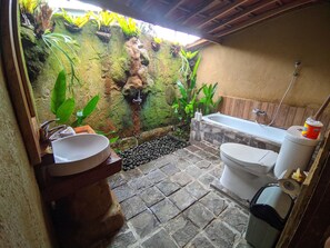 Villa Deluxe | Badrum | Gratis toalettartiklar, bidé, handdukar och tvål