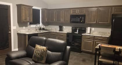 New 1 bedroom cottage right off Route 66.