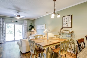 Dining - Comfortable townhome with loft, shared pool, WiFi, AC, & W/D - near beach & golf (Little River)