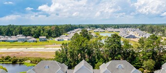 Comfortable townhome with loft, shared pool, WiFi, AC, & W/D - near beach & golf