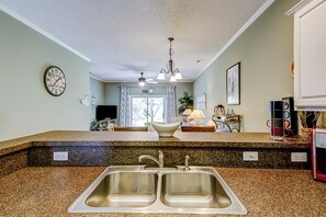 Fridge, microwave, oven, stovetop - Comfortable townhome with loft, shared pool, WiFi, AC, & W/D - near beach & golf (Little River)