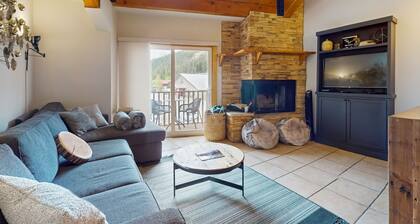 Remodeled Main Street condo with balcony & fireplace - walk to lifts and dining