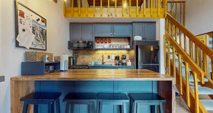 Remodeled Main Street condo with balcony & fireplace - walk to lifts and dining