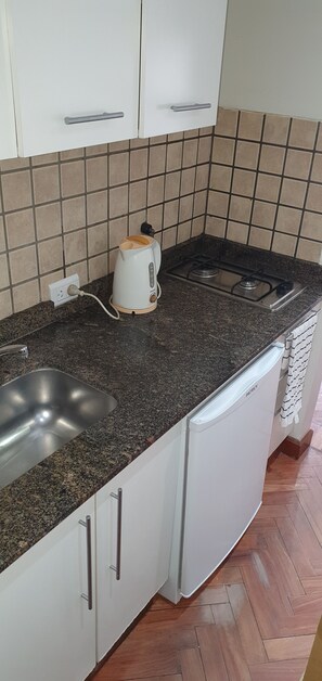 Refrigerador, tetera/pava eléctrica, utensilios de cocina