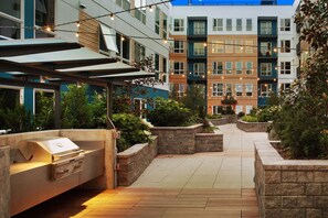 Terrace/patio - Upscale Ballard 1BR w/ BBQ, Lounge & W/D, onsite retail, by Blueground (Seattle)