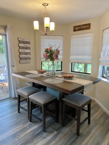 Donna’s Charm: 3 bedroom/king suite/pools/golf