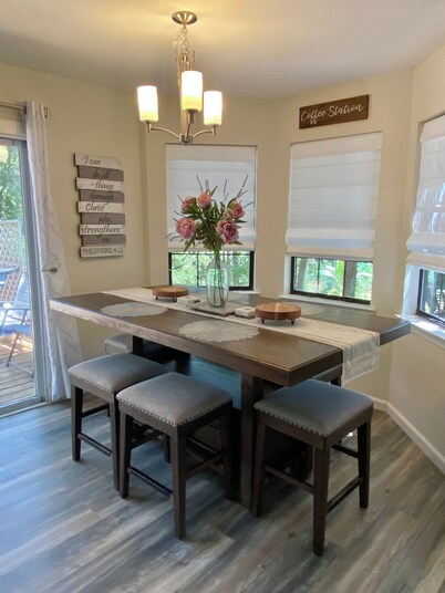 Donna’s Charm: 3 bedroom/king suite/pools/golf