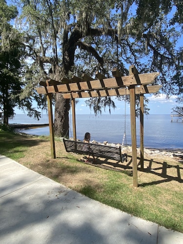 Donna’s Charm: 3 bedroom/king suite/pools/golf