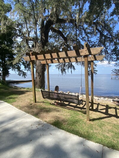 Donna’s Charm: 3 bedroom/king suite/pools/golf