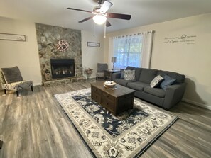 Una Smart TV, una chimenea