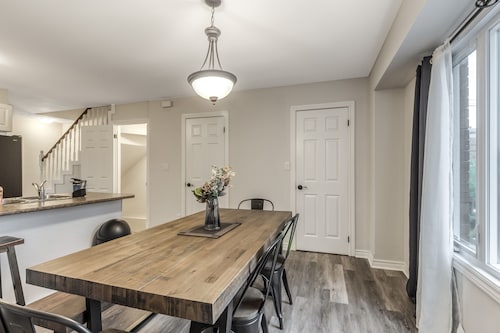 Modern 3br 3 ba house near downtown w/ amenities