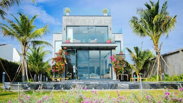 2 outdoor pools, pool umbrellas, pool loungers