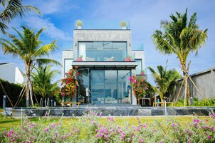 2 udendørs pools, parasoller, liggestole