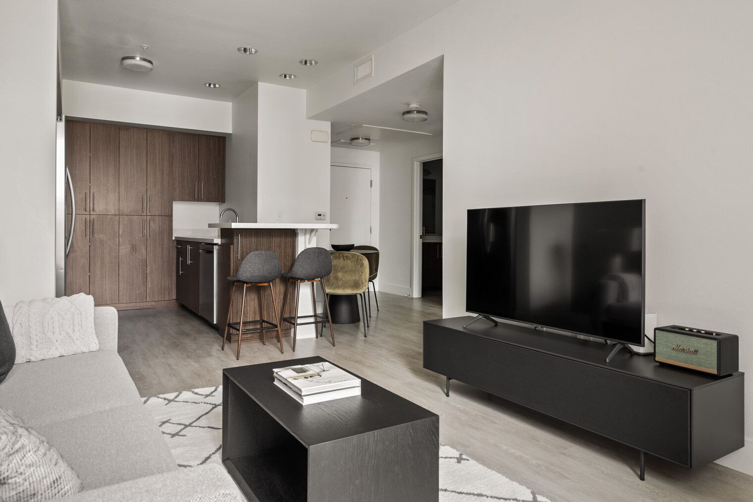 Een televisie en een stereo