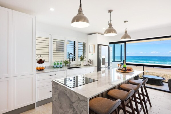 冰箱、微波炉、烤箱、炉灶