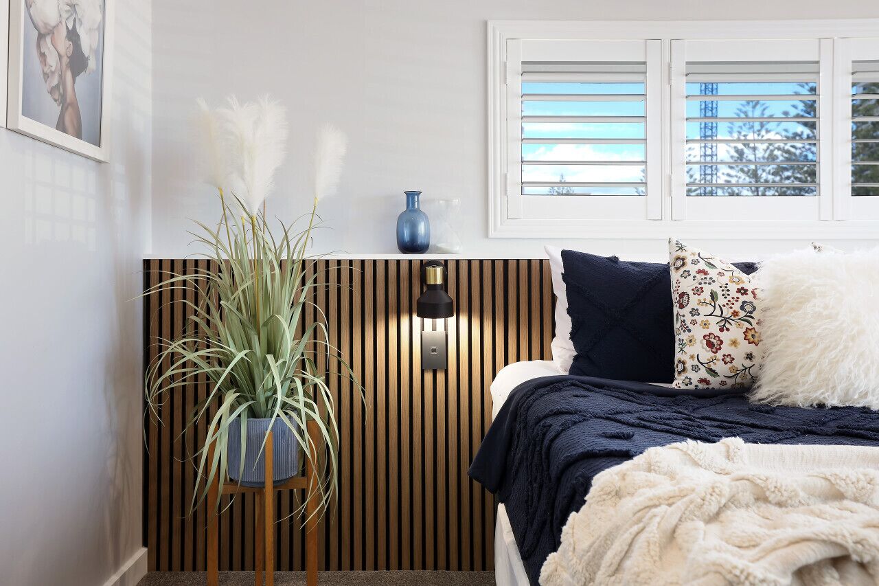 3 soverom, skrivebord, strykejern/-brett og reiseseng for barn