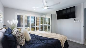 3 slaapkamers, een bureau, een strijkplank/strijkijzer, reisbedje