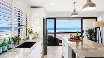 Een koelkast, een magnetron, een oven, een kookplaat