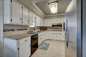 ثلاجة، ميكروويف، فرن، موقد طهي مسطح