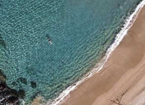 Nära stranden och solstolar