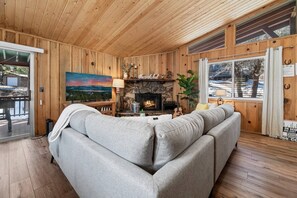 Smart TV, chimenea, consola de videojuegos y futbolito