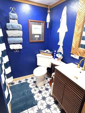 Kombination af bruser/badekar, håndklæder, Sæbe, Shampoo