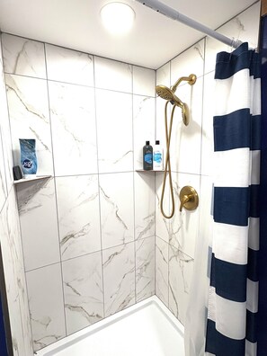 Ducha y bañera combinadas, toallas, jabón y champú