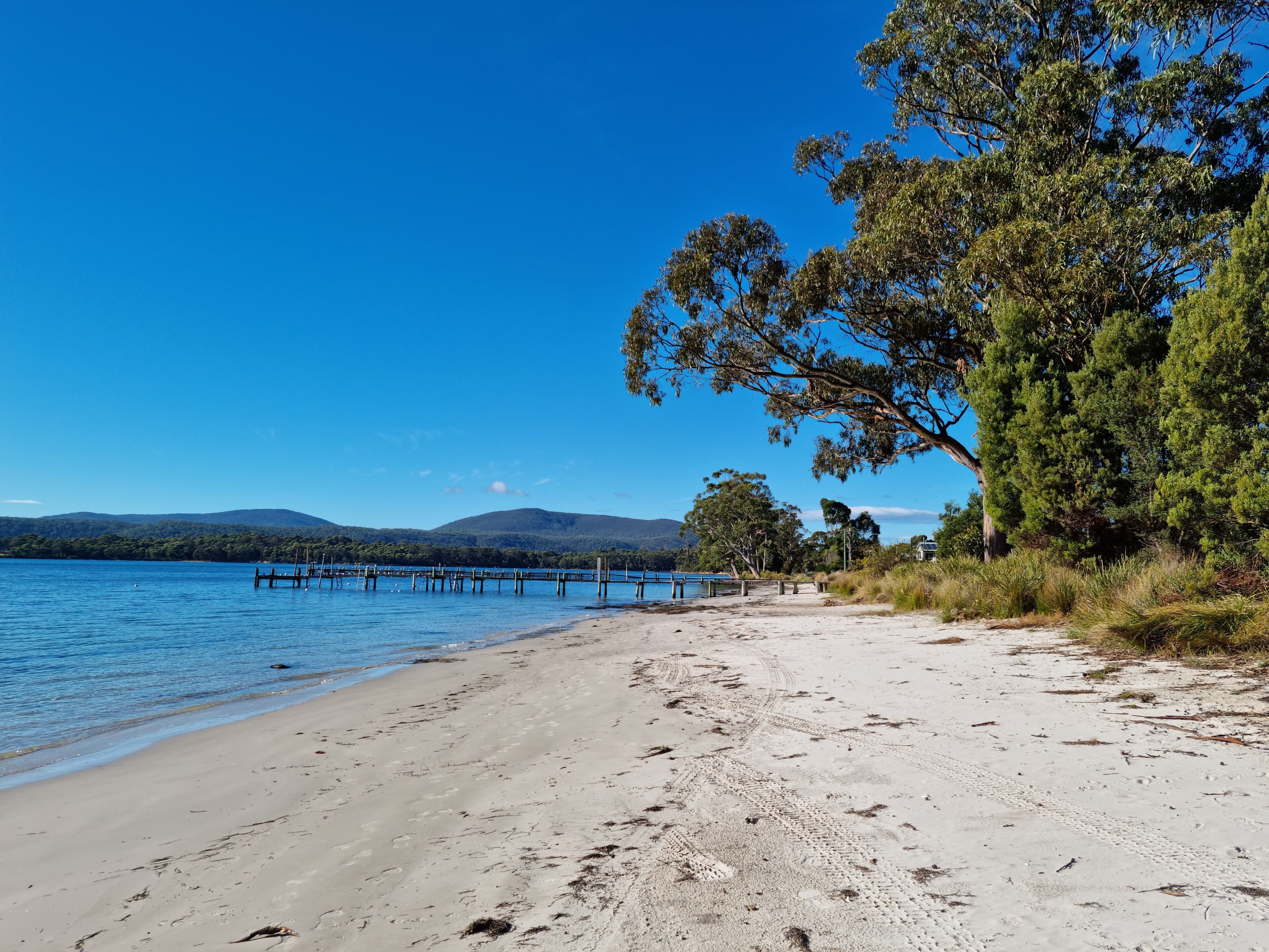 Cute and cosy cottage opposite the beach with great water views