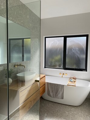 Combined shower/tub, towels, soap, shampoo