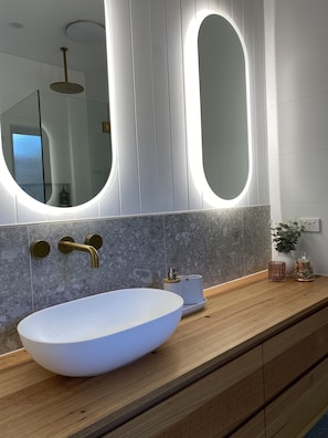 Combined shower/bathtub, towels, soap, shampoo