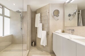 Dusche, Haartrockner, Handtücher
