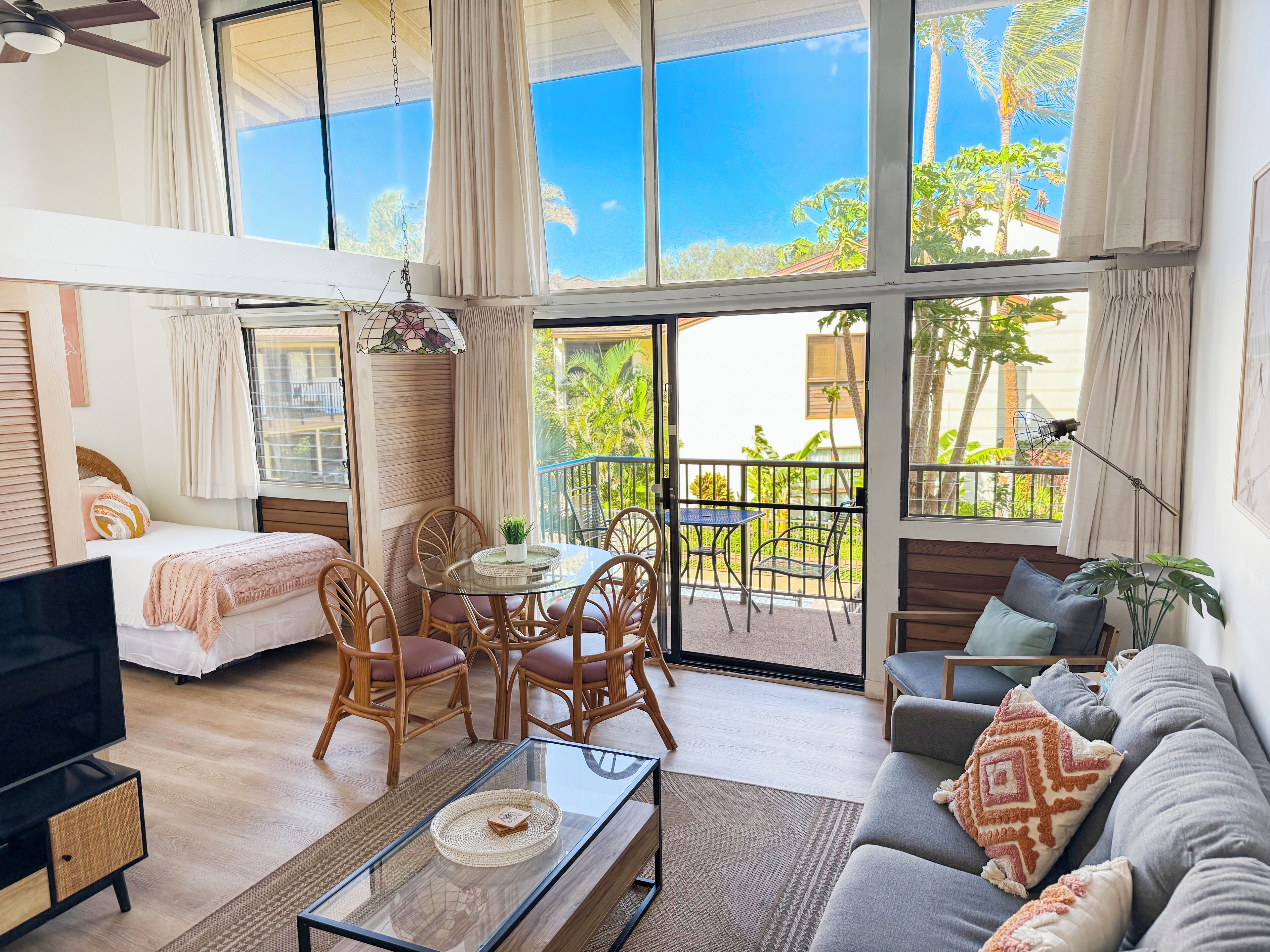 Een smart-tv en boeken