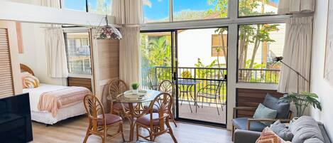 Een smart-tv en boeken