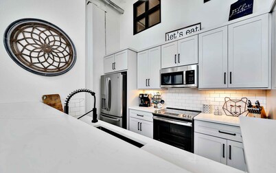 Bear Bungalow-2 bedroom luxury loft with free parking/walking distance downtown