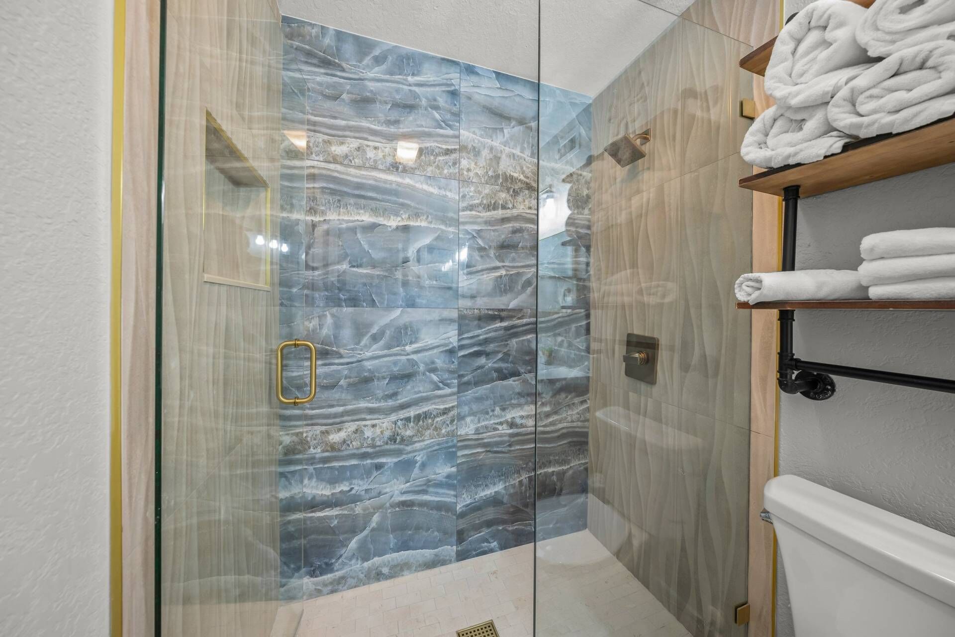 Dusche, kostenlose Toilettenartikel, Haartrockner, Handtücher