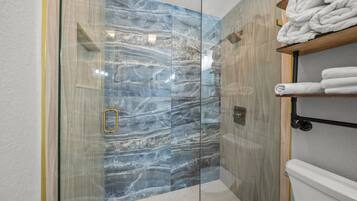 Dusche, kostenlose Toilettenartikel, Haartrockner, Handtücher