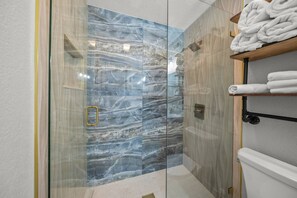Shower, free toiletries, hair dryer, towels - In the heart of Siesta Key Village | Walk to Beach | Dog Friendly | Fully renovated & remodeled (Siesta Key)