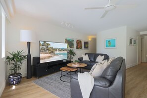 Living area - Apartment 4 - The Cove (Noosa Heads)