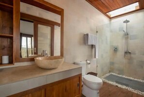 Regadera, toallas, jabón, papel de baño 