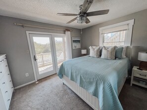 6 bedrooms, desk, iron/ironing board, travel crib