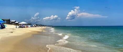 Vlak bij het strand, ligstoelen, strandlakens
