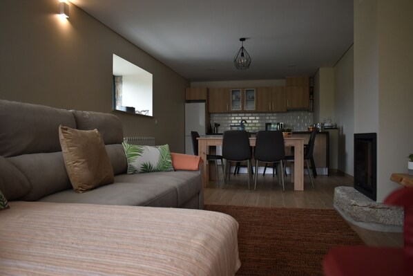 Smart TV, fireplace
