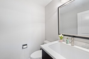 Kombinert dusj/badekar, hårføner, håndklær og såpe