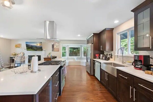 Fridge, microwave, dishwasher, coffee/tea maker