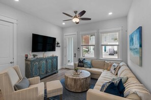 TV - FREE Golf Cart! Community Pool/2 minutes to Beach/2 Living rooms/Game Room/New to Rental Market/WiFi (Santa Rosa Beach)