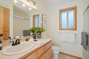 Combined shower/tub, hair dryer, towels
