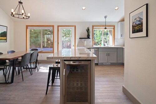 Quail Covey - Hot Tub, AC, Beautiful, Fully Fenced Yard, Close to Everything!