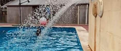 Una piscina al aire libre, una piscina climatizada