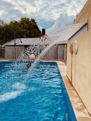 Utendørsbasseng og et oppvarmet basseng